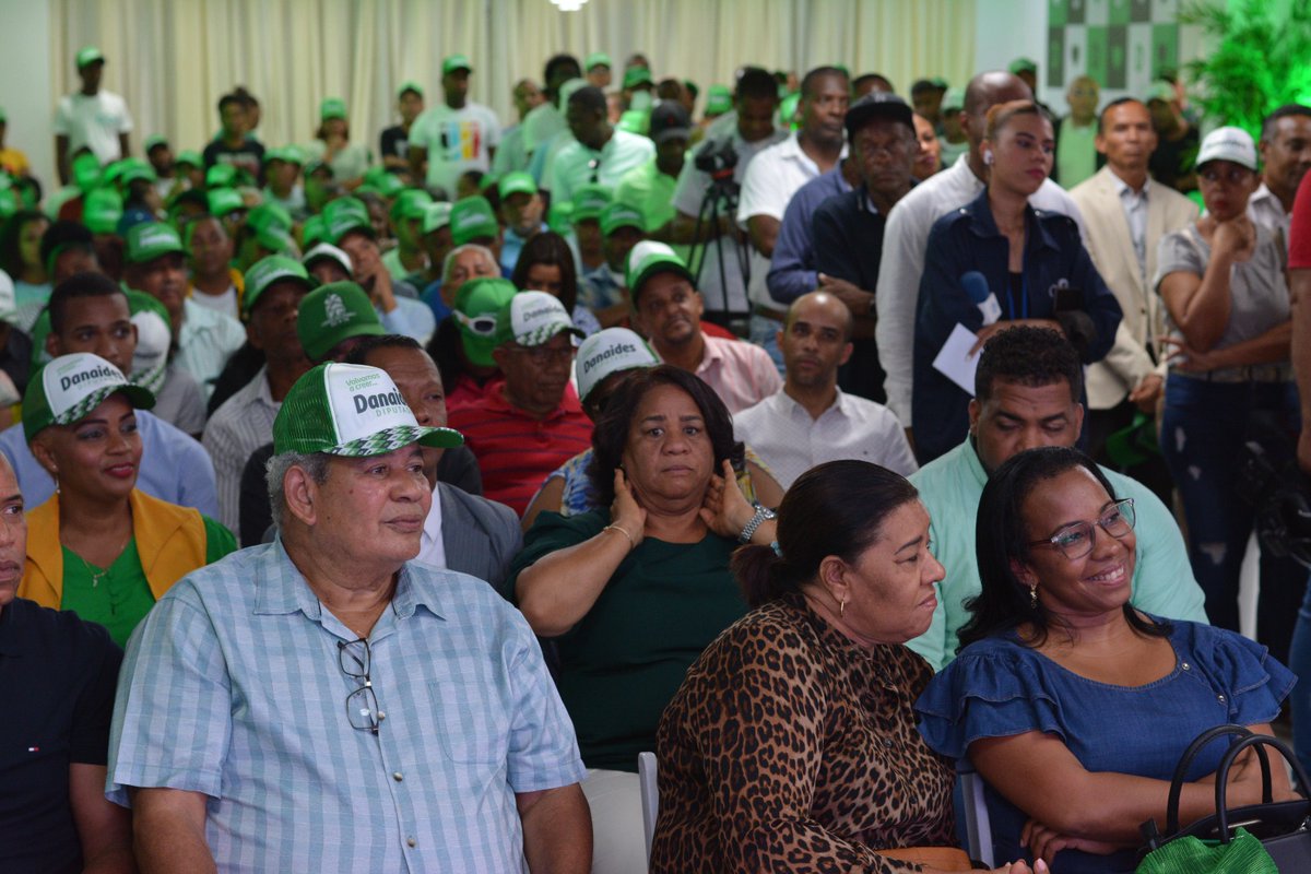 AlexandrapenaRD's tweet photo. Felicitamos a nuestra compañera @DanaidesOrtiz24 que ante una gran cantidad de dirigentes de SDN  presentó su propuesta a la precampaña a la Diputación. Éxito, pa'lante hasta el Congreso.
#DanaidesDiputadaSDN
#VolvamosACreer
#TeamDanaides
#RumboADosMillones 
@JesusFelizSDN https://t.co/PlhGMjFSND