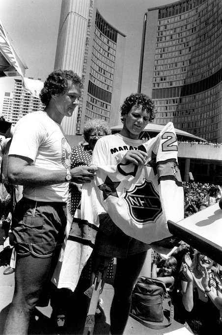 mikecommito's tweet photo. On this day in 1980, Terry Fox arrived in Toronto. Before a crowd at Nathan Phillips Square, Fox met his hockey idol Darryl Sittler, who presented him with his 1980 All-Star jersey @TerryFoxCanada #Leafs365 #LeafsForever https://t.co/jGUyBvZags