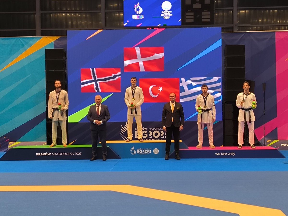 HellenicOlympic's tweet image. H στιγμή της απονομής του χάλκινου μεταλλίου στον Αποστόλη Τεληκωστόγλου, στα -80κ. του τάεκβοντο στους Ευρωπαϊκούς Αγώνες «Κρακοβία-Μαλοπόλσκα 2023»
#TeamHellas
#EG2023
#Weareunity
