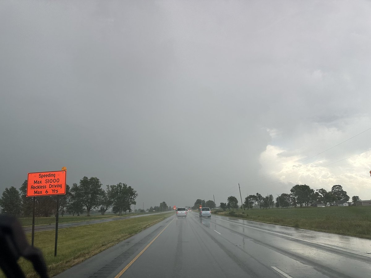 cebolles's tweet photo. @SeanAshWX driving south on 31 dodging cells. Some photos of the northside of the monster in Tipton. Mammatus clouds too. https://t.co/mMneCL5TPT