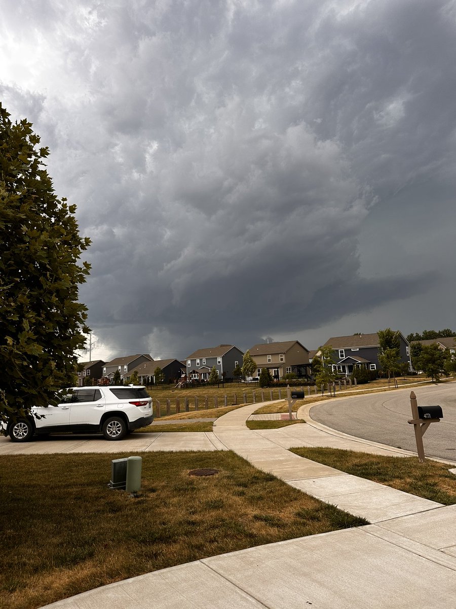 stevelatour's tweet photo. The view from 191st Street in Westfield a few minutes ago over Sheridan, Indiana. Stay safe everyone. @HamiltonCoEOC @WTHRcom https://t.co/HnlHj2Eqxm