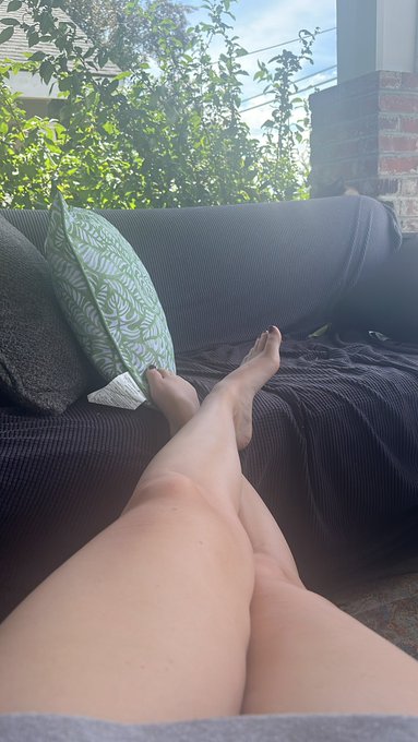 Got them size 10s 🤷🏻&zwj;♀️  Enjoy the free feet https://t.co/bgYKNurrWV