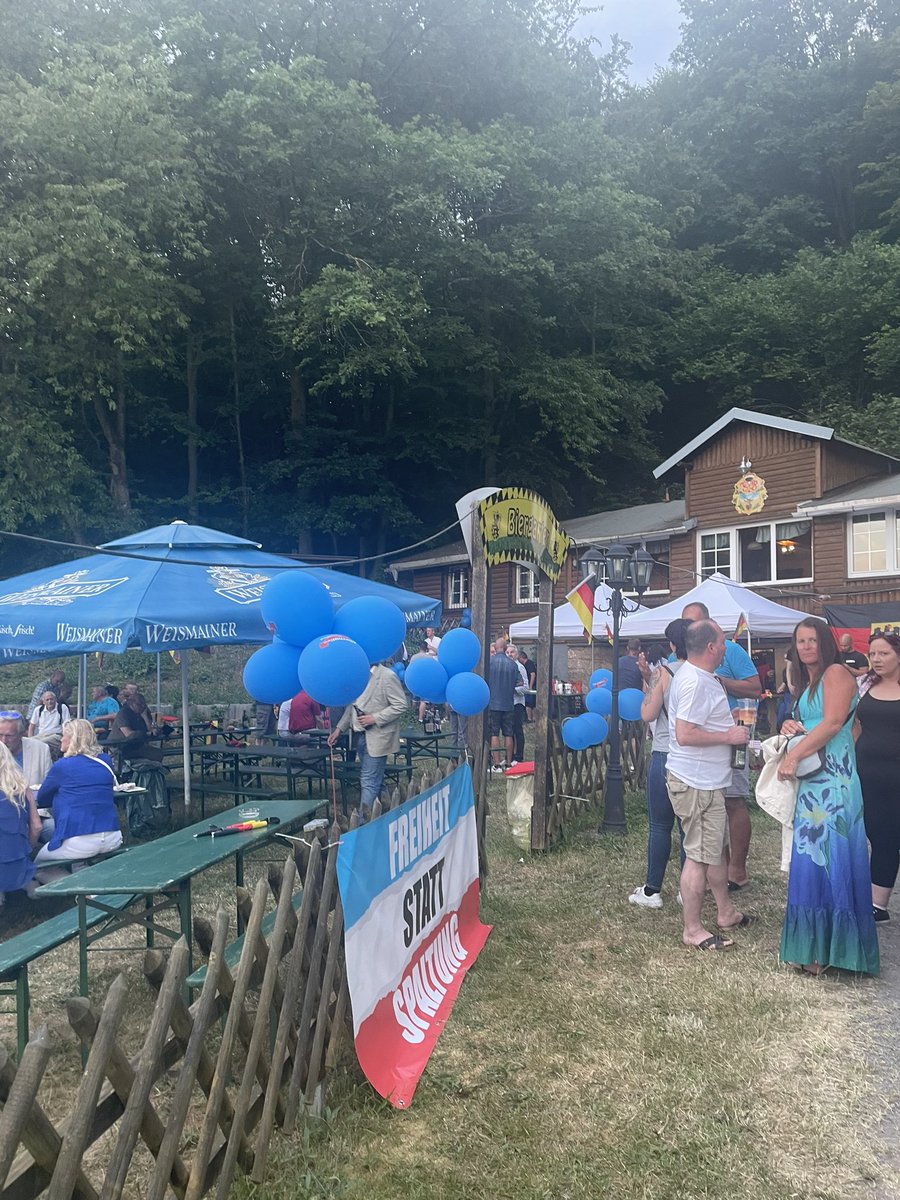 Die AfD hat in #Sonneberg gesiegt. Wer auf der Wahlparty bleibt, merkt wie die Partei tickt: Aggressiv gegenüber der Presse. Ich wurde gefilmt, beim Verlassen des Geländes bedrängt. Ich sollte erklären, ob ich „richtig“ berichte. Habe mich selten so unwohl gefühlt. #AfDLandrat