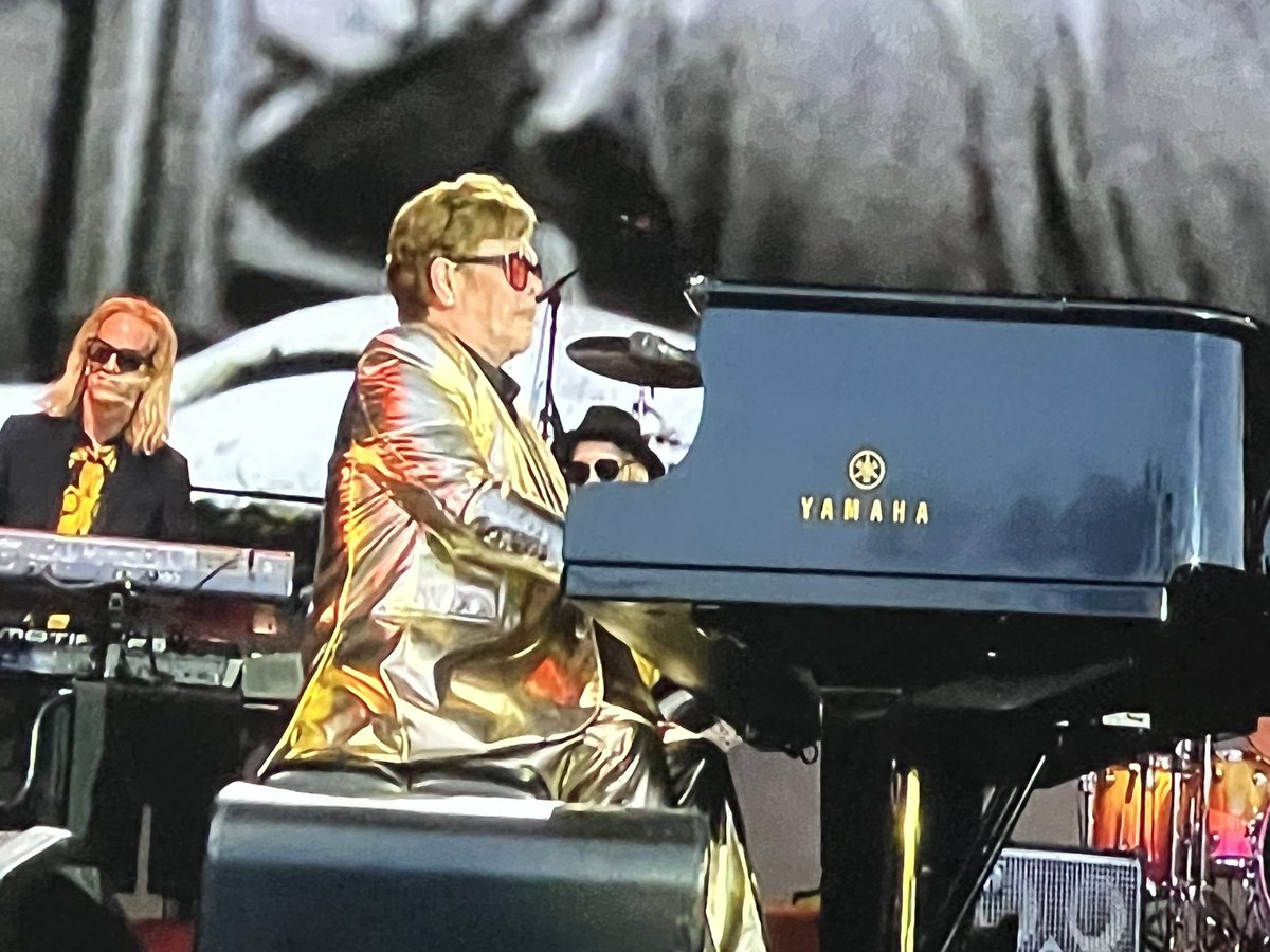 Can we take a moment to appreciate that Elton John the Rocketman is Rocking The Pyramid Stage and He’s 76 👏🏻👏🏻👏🏻👏🏻👏🏻#EltonJohn #Glasto #Glastonbury #glastonbury2023