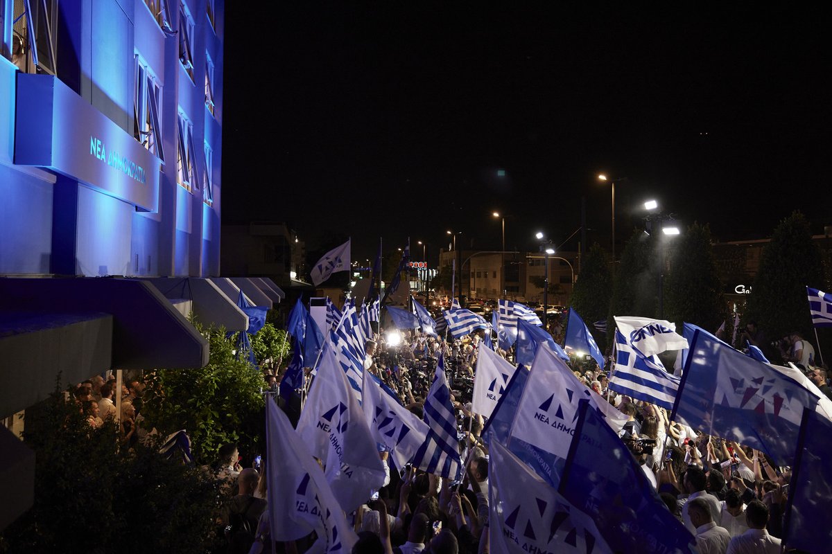 kmitsotakis's tweet photo. Οι πολίτες μας έδωσαν ισχυρή εντολή να προχωρήσουμε στον δρόμο των μεγάλων αλλαγών που έχει ανάγκη η χώρα. Σας υπόσχομαι πως θα είμαι Πρωθυπουργός όλων των Ελλήνων. Γιατί τα προβλήματα δεν έχουν χρώμα. Και οι πολίτες πρέπει να αισθάνονται το κράτος δίπλα τους σε κάθε δυσκολία. https://t.co/wAyAXRNLTz