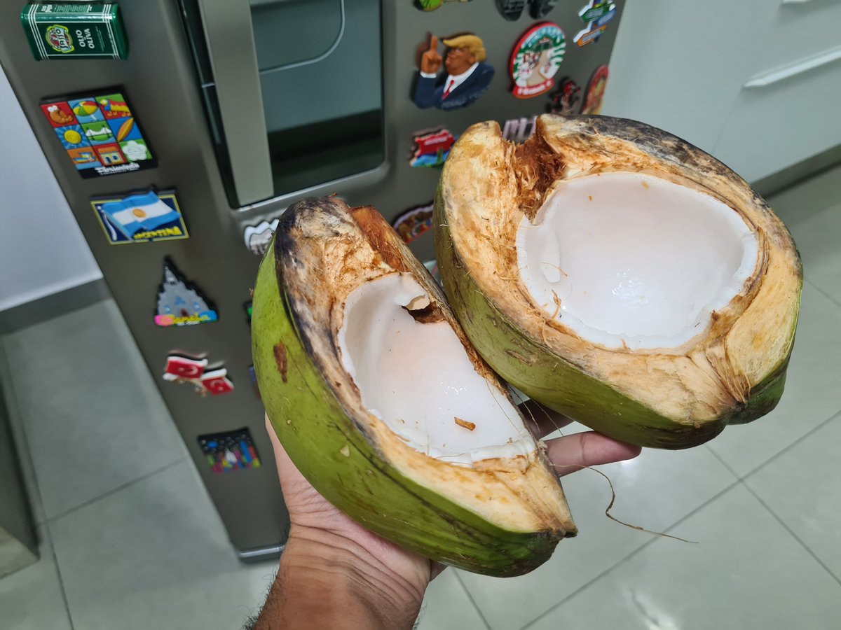 odanielscott's tweet photo. Tem um senhor que vende água de coco no parque e eu sempre pego coco aberto dele para dar pros cachorros.

Há algum tempo, perguntei para ele: "por que o senhor não vende em vez de dar de graça? Tem muita gente que compraria"

Daí ele me falou: "não acho justo, para mim isso é lixo, não serve de nada".

Expliquei que, para mim, o fato de ser justo ou não quem decide é o cliente. O que eu não achava justo era ele ter o trabalho de arrumar os cocos e abrí-los sem ganhar nada. Se o cliente não quiser comprar, ninguém está obrigando.

Hoje passei para pegar uns cocos e vi que ele tinha lançado o coco aberto como um produto por R$ 3.

Ao me ver, ele sorriu agradecido e falou que no último mês fez R$ 1200 vendendo o que antes era lixo.

Um dinheiro que antes não existia e que agora é um bom acréscimo de renda para ele.

Ao mesmo tempo, muita gente que nunca considerou comprar coco aberto e agora está consumindo algo diferente.

Empreendedores, entendam: seu cliente muitas vezes quer gastar mais dinheiro contigo e você não deixa. Tenha mais produtos, mais ofertas e mais recorrência.