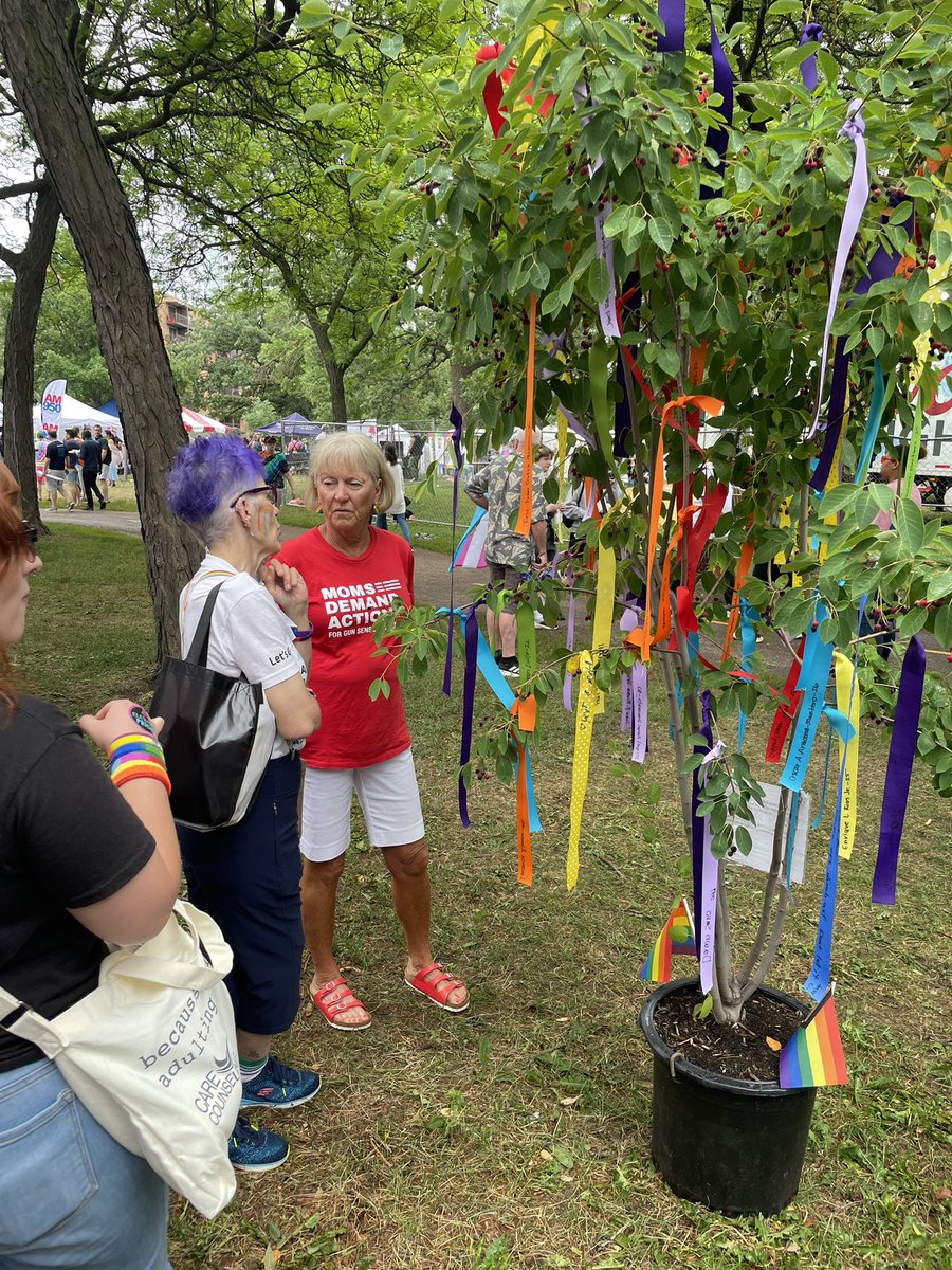 miche2u's tweet photo. We’ve been feeling the love @TwinCitiesPride! Thanks for the hugs, high fives and fist bumps. There’s more work to do to end gun violence. All are welcome to join us! @MomsDemand #DisarmHate https://t.co/HQupZIgqmh