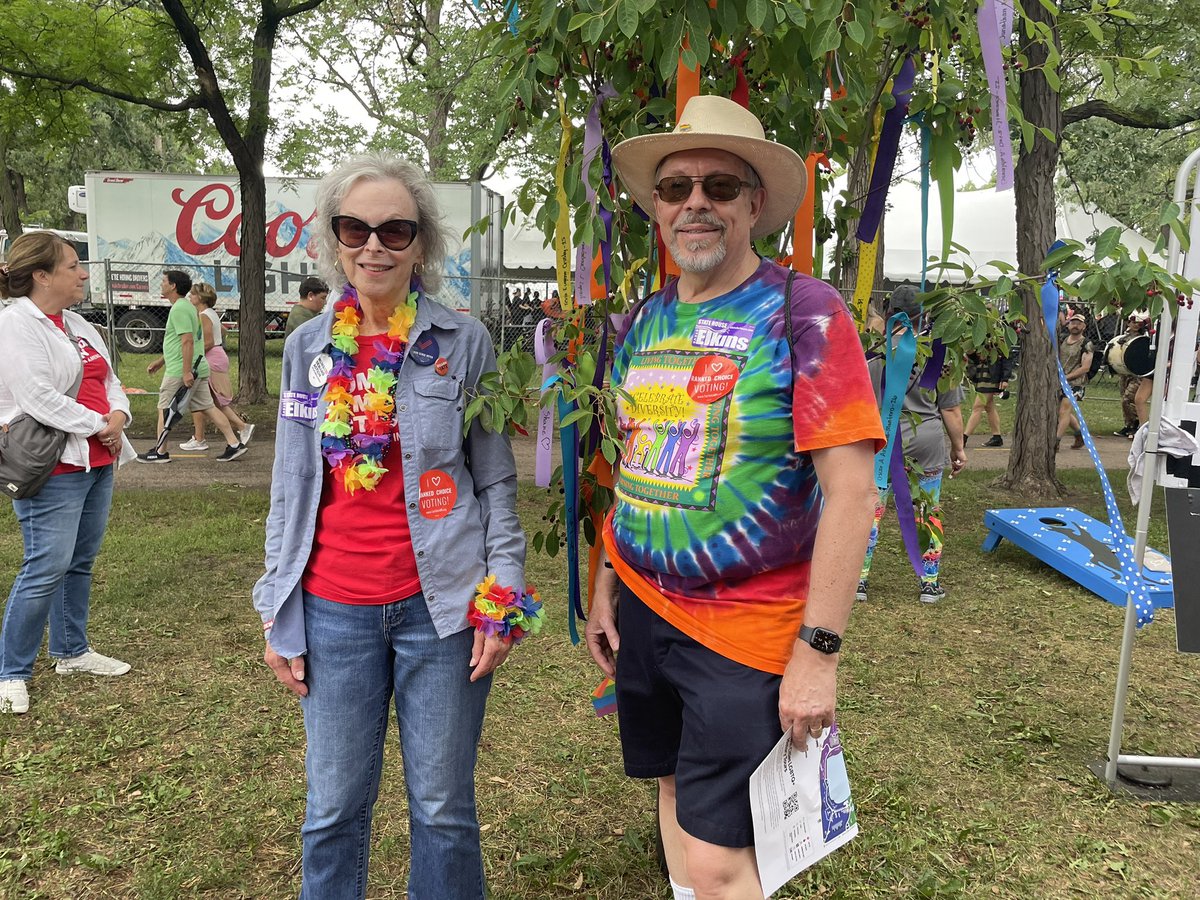 miche2u's tweet photo. We’ve been feeling the love @TwinCitiesPride! Thanks for the hugs, high fives and fist bumps. There’s more work to do to end gun violence. All are welcome to join us! @MomsDemand #DisarmHate https://t.co/HQupZIgqmh