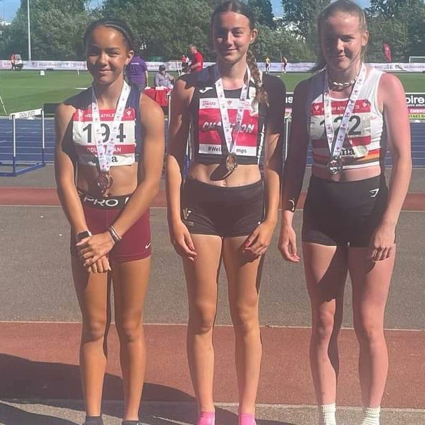 Iechyd a Lles Bro Dinefwr (@addgorffybd) on Twitter photo Beatrice Morgan ati unwaith eto.
<a href="/WelshAthletics/">Welsh Athletics</a> Champs
U15
100m 🥉
200 🥈
LJ 🥈
Flwyddyn a 1/2 i'r athletwraig - chwaraewr y flwyddyn @merchedmynyddmawr1 nos wener a 3 medal dros y penwythnos hefyd 🙌🙌🙌
What a year- u14s merched mynydd mawr player of the year & a 3 medal haul Beatrice Morgan ati unwaith eto.
<a href="/WelshAthletics/">Welsh Athletics</a> Champs
U15
100m 🥉
200 🥈
LJ 🥈
Flwyddyn a 1/2 i'r athletwraig - chwaraewr y flwyddyn @merchedmynyddmawr1 nos wener a 3 medal dros y penwythnos hefyd 🙌🙌🙌
What a year- u14s merched mynydd mawr player of the year & a 3 medal haul