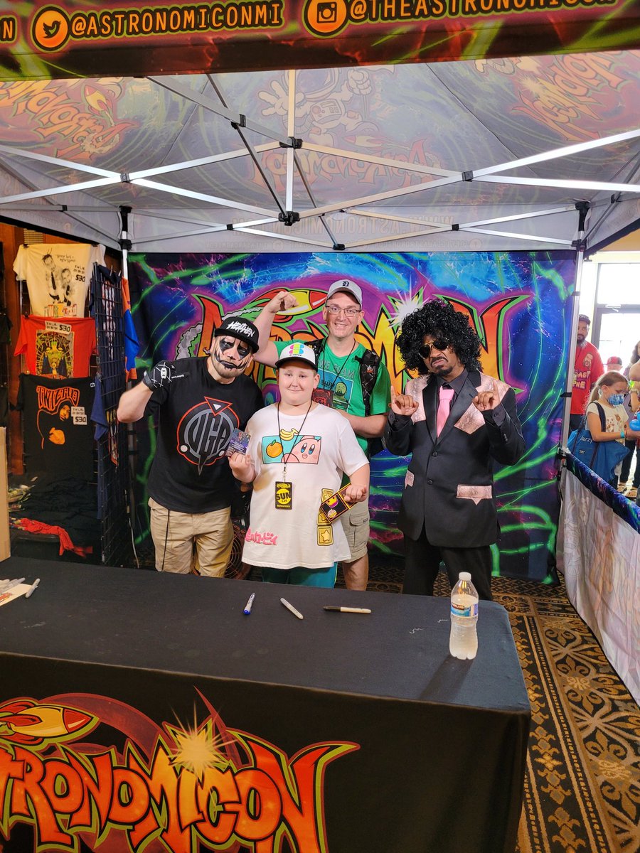 Pinkies UP!! #ASTRONOMICON @TurnCoat_Dirty @g_mo_skee