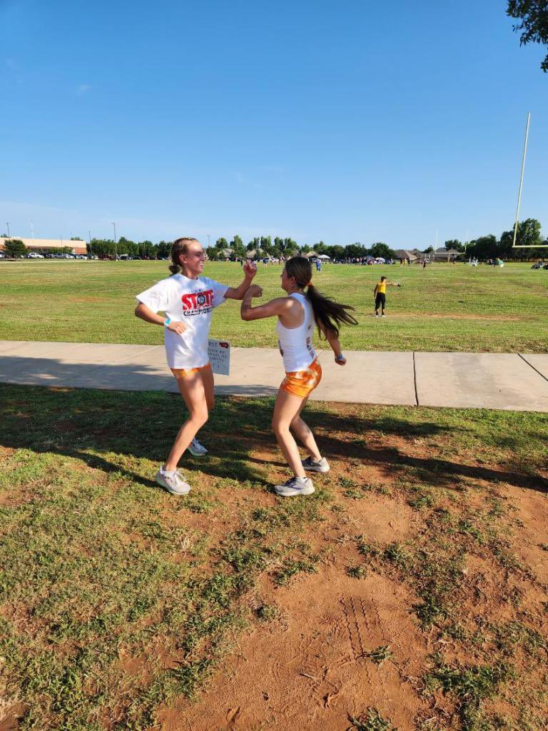 BrynnLewis25's tweet photo. This weekend I competed in AAU Regionals with my Club Track team Hot Feet! I qualified for the AAU National Junior Olympics in the 4x800(1st), open 800(3rd), and the 4x400(1st). I had an amazing time competing and being with my teammates! I am so thankful for this opportunity! https://t.co/rGCYS9LDWJ
