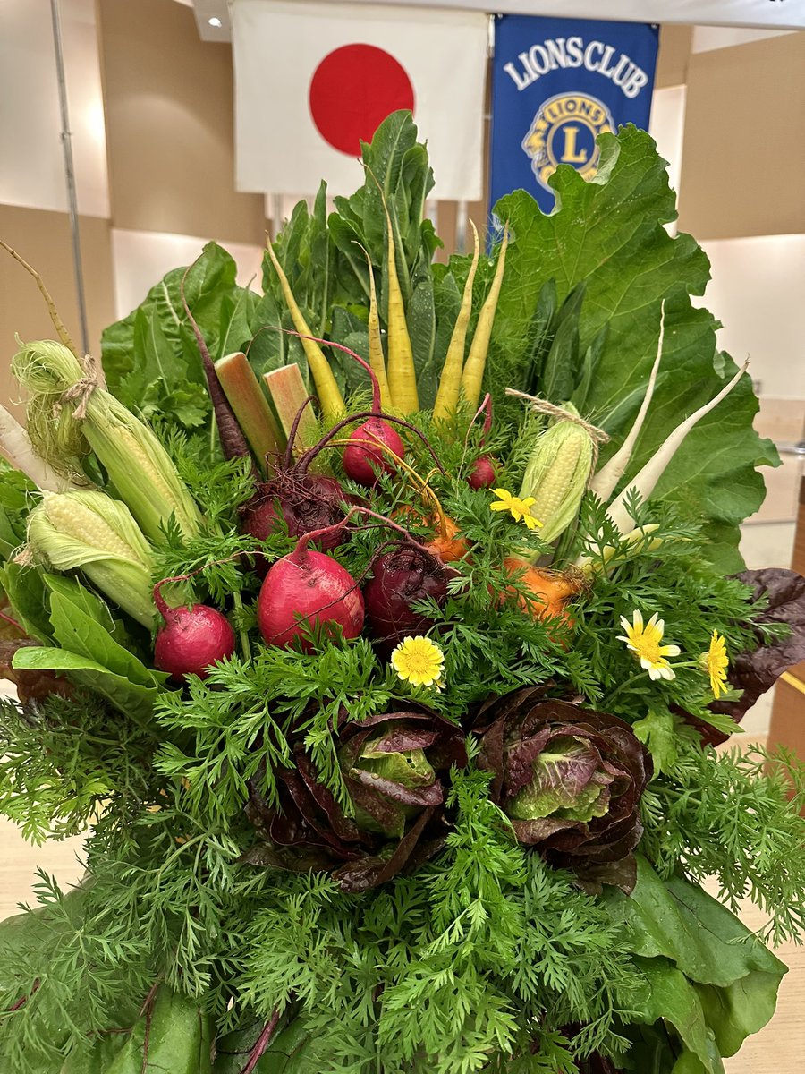 ns_plus_2022's tweet photo. 壇上用の装花として野菜ブーケのご依頼を頂きましたぁ🥕🥬🌽💐
会議の終了時には、皆さん���野菜を持ち帰られて、器が空っぽになりました✨
#野菜ブーケ
#地産地消
#地域資源の活用
#SDGs
#宇都宮市産野菜
#季節野菜のクレオール
#食料自給率への貢献 https://t.co/sbPddVdQmu