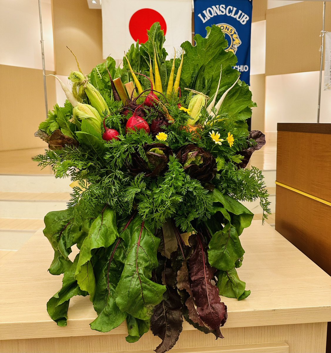 ns_plus_2022's tweet photo. 壇上用の装花として野菜ブーケのご依頼を頂きましたぁ🥕🥬🌽💐
会議の終了時には、皆さん���野菜を持ち帰られて、器が空っぽになりました✨
#野菜ブーケ
#地産地消
#地域資源の活用
#SDGs
#宇都宮市産野菜
#季節野菜のクレオール
#食料自給率への貢献 https://t.co/sbPddVdQmu
