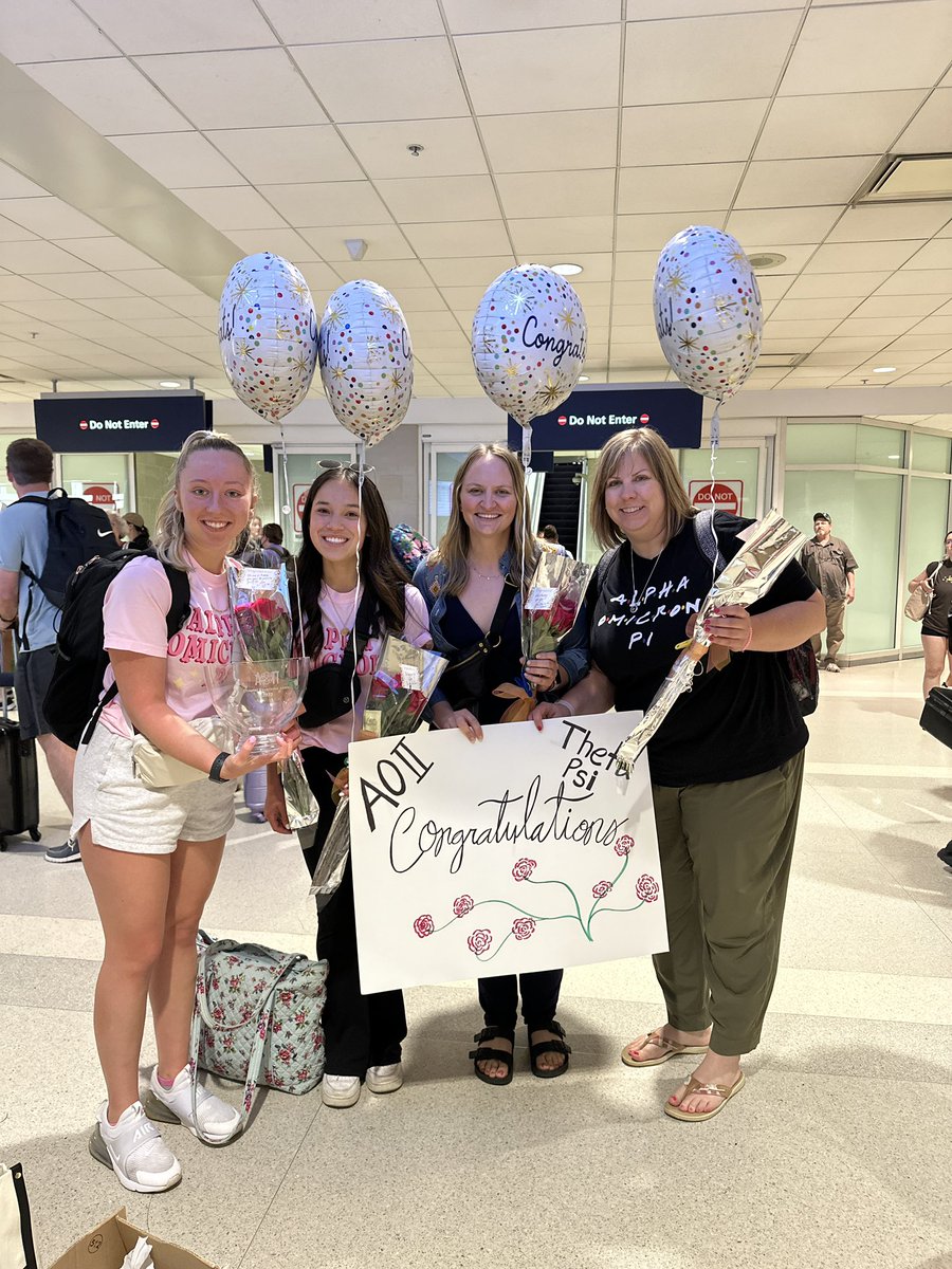 Shout out to Maddie Freitas (Theta Psi Chapter President) and her family for welcoming the award winners home with flowers, balloons, and a sign! <a href="/toledoaoii/">Alpha Omicron Pi</a>
