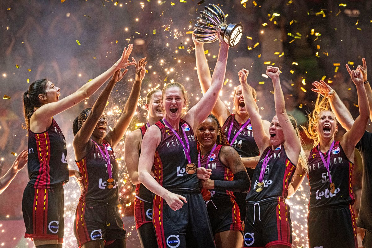 EuroBasketWomen's tweet photo. "A picture is worth a thousand words." 🏆

#EuroBasketWomen x #DareToDream https://t.co/qVFwdH4VJo