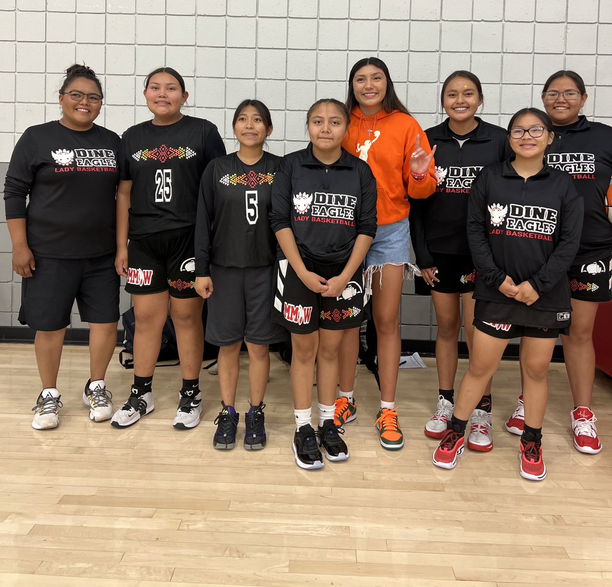 If you can see her, you can be her. One of the best parts about camp is interacting with the players and inspiring the next generation.

📸: <a href="/Natalia24chavez/">Natalia Chavez</a> talking to a team from the Res.