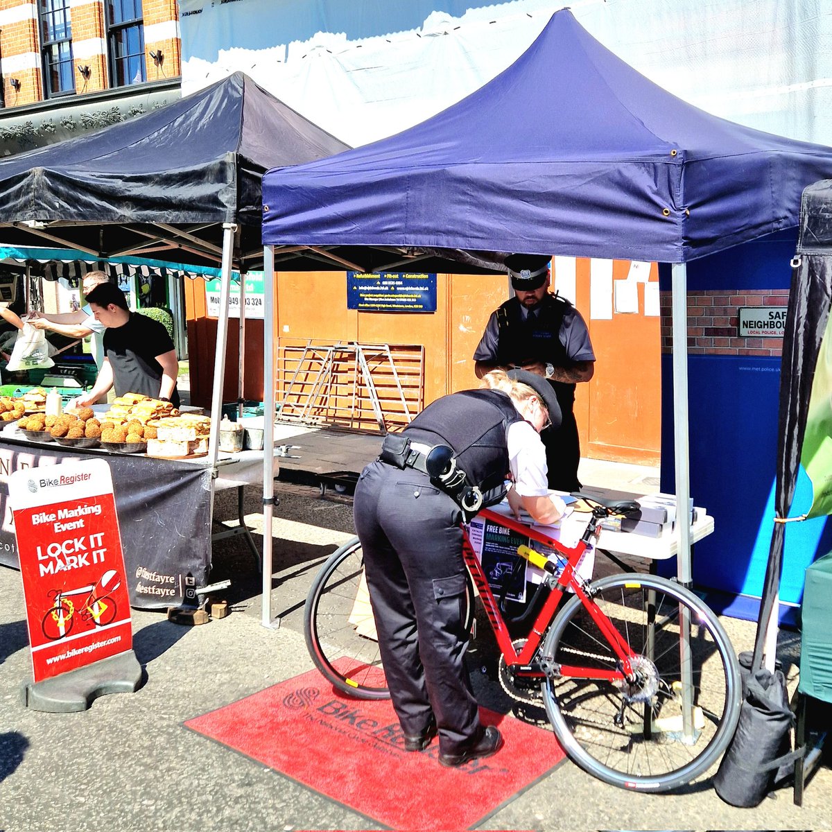 Another great crime prevention stall today at Wimbledon Farmers Market. Lots of bikes marked and a few signed up for upcoming catalytic converter marking events. We'll be back on 30th July. Thanks to Jess from @MPSRaynesPark who gave us a hand today 😀