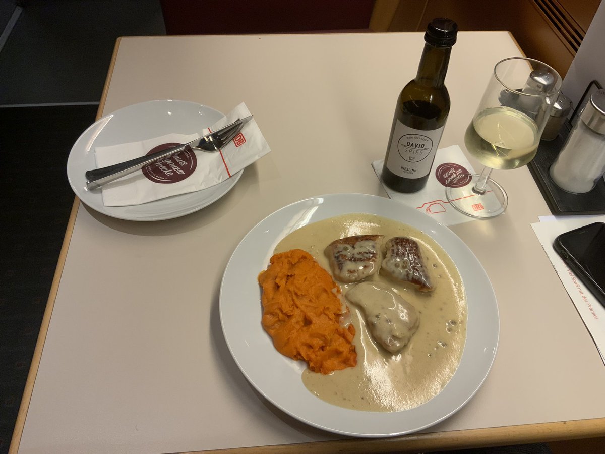 @DB_Bahn This was the first opportunity I got after leaving Leipzig, some 8h ago, to eat something substantial(Erfurt HBF‘s stalls were basically too crowded)The @_DiningCar did not disappoint though, Pork medaillons with a sweet potato mash & pepper sauce, accompanied by a nice Riesling.
