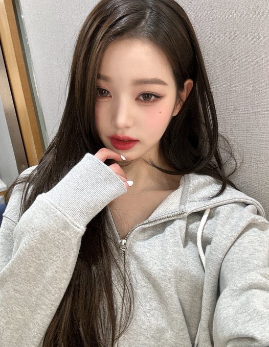 zqdive's tweet photo. Letters for you | Annyeongz au

En donde Yujin por aburrimiento empieza a dejar pequeñas notitas en la puerta de habitación de su crush.                                    O en donde Wonyoung emprende una búsqueda para descubrir quien le envía esas notitas tan lindas. https://t.co/Jbz4PkBfD6