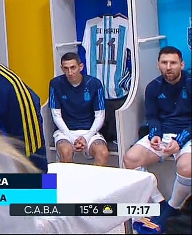 Pobre Messi, tiene una cara de me obligaron a ponerme estas ojotas de mierda en los pies