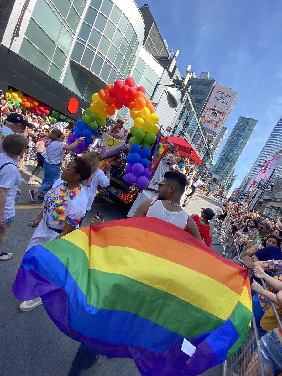 LearnMrLawrence's tweet photo. HAPPY PRIDE, TORONTO!!! @LiveTeachARTS and I were so proud to be a part of the #TDSBpride float at #TorontoPride parade! To all of our #LGBTQ2S+ students: We see you, we love you, we are PROUD of you!
@tdsb @TDSB_Arts @PrideToronto https://t.co/eawWpdBSWa