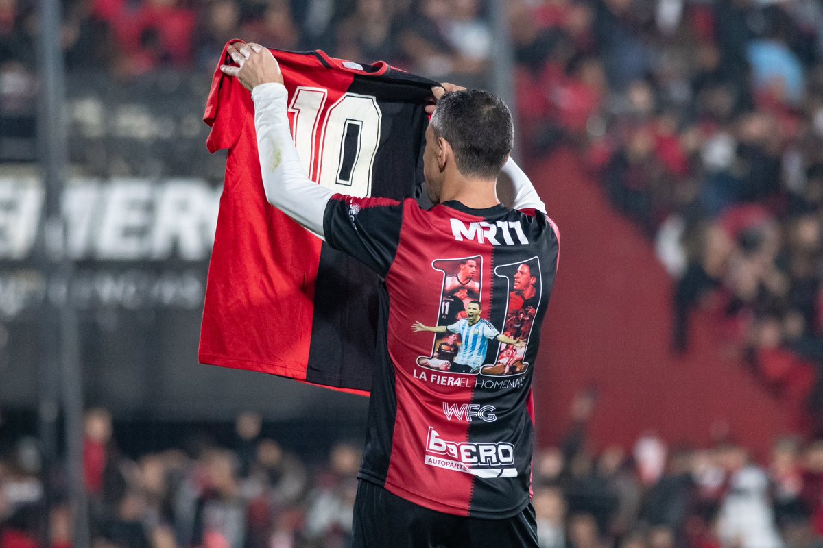Newells's tweet photo. Un momento especial 🔟❤️🖤 https://t.co/bUZrkrj7FK