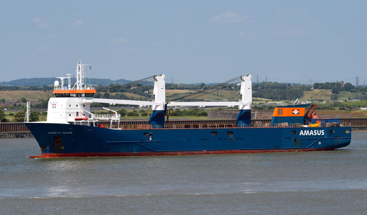 FraserG32883664's tweet photo. Heavy load carrier Eemslift Nadine built 2014 on the Thames today. #EemsliftNadine #AMASUS #GeneralCargoShip #GeneralCargoShips #Maritime #Shipping #ShipsInPics #Shipspotting #Ship #WorkingRiver #Ships #Schiffe #bootjeskijken #Schip #船 #Gravesend #Tilbury #RiverThames #Thames https://t.co/05I2MCwieY