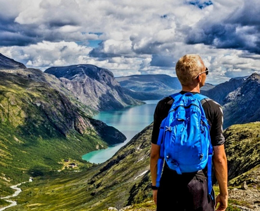 "La montaña estaba ahí y seguirá 
  estando cuando mueras. No la
  habrás conquistado por escalarla. 
  A quien habrás conquistado es 
  a ti mismo".