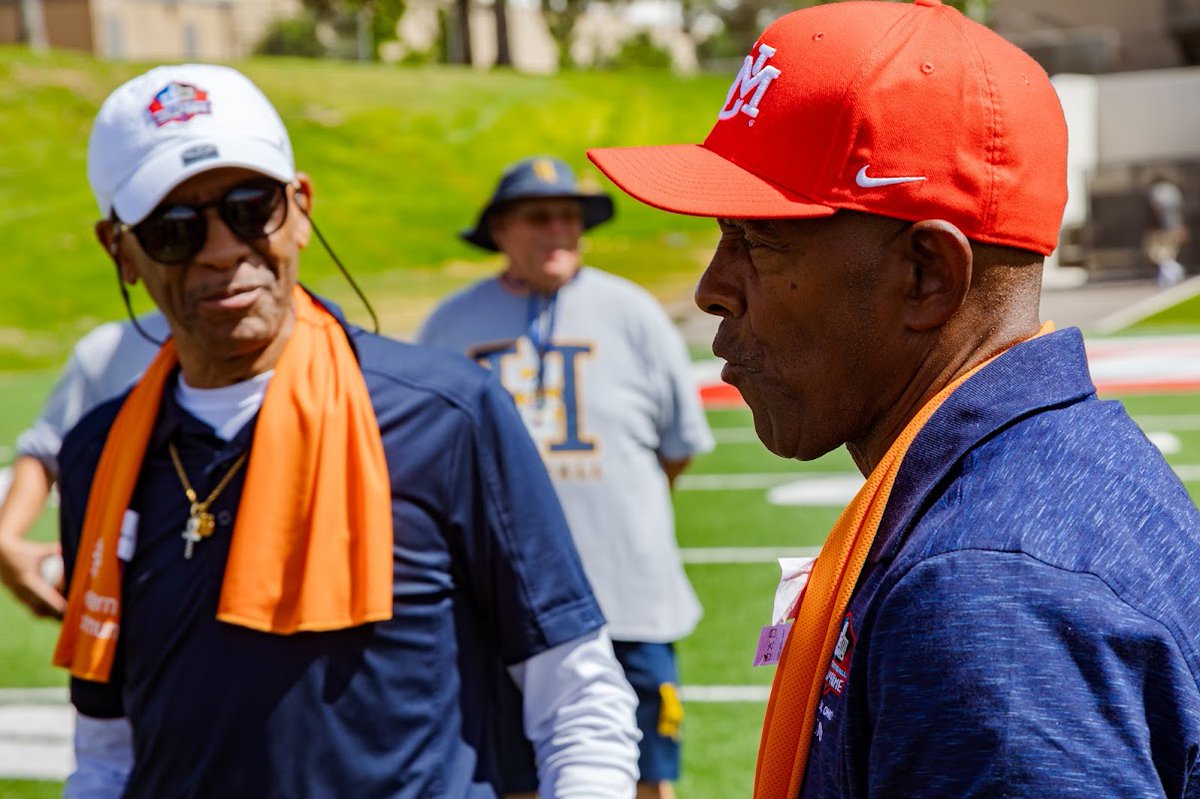 Western Sky Community Care was so proud to host NFL Hall of Famers Drew Pearson, Darrell Green, and Tony Dorsett to practice with Albuquerque's Highland High School football team to empower the kids and promote good health!  
https://t.co/ApCctgYYXH https://t.co/sHRrGlXcrb