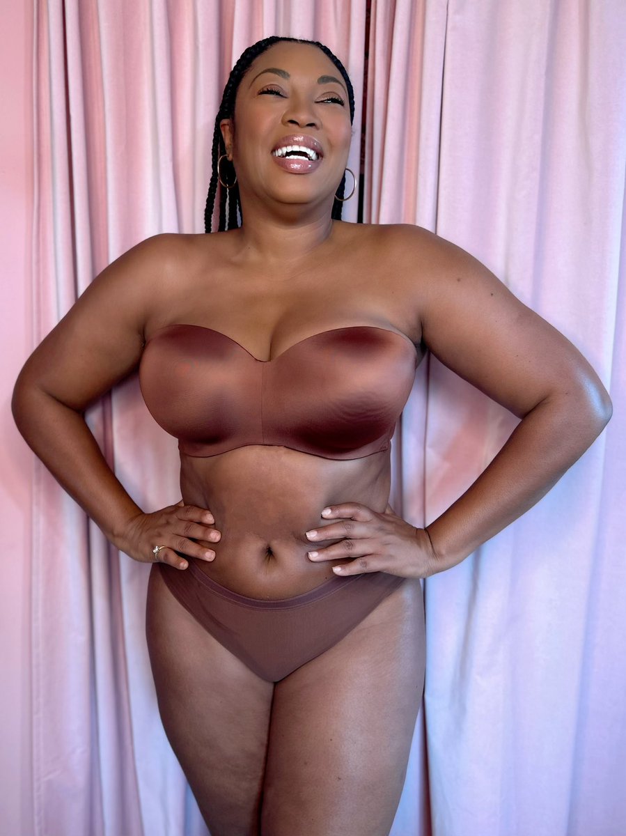 I see all these sheer outfits on the #BETAwards red carpet so I know my sistas need a good nude strapless to work under these outfits this summer! Plus can be worn 7 ways! Try my go to <a href="/CurvyCouture1/">Curvy Couture</a> bra &amp; use code INFLIRIS for 20% OFF! curvycouture.com/products/smoot…