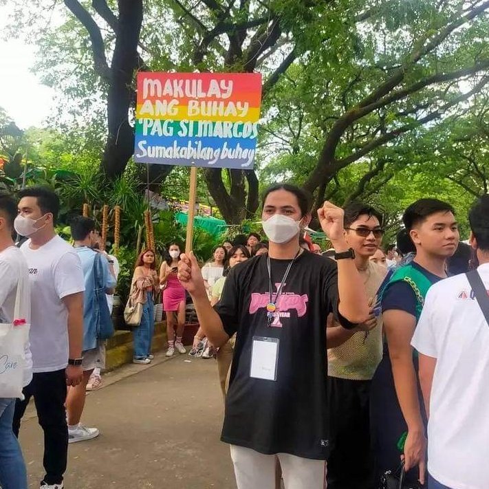 Cyst, paalala ko lang hah: Carlos Celdran and Chad Booc — both of them wish PRRD to be ill or dead. Turns out, nag-boomerang sa kanila sinabi nila.

May time ka pa para bawiin yang nasa placard mo. Kakahiya ka, nagkalat ka pa talaga sa Pride March.