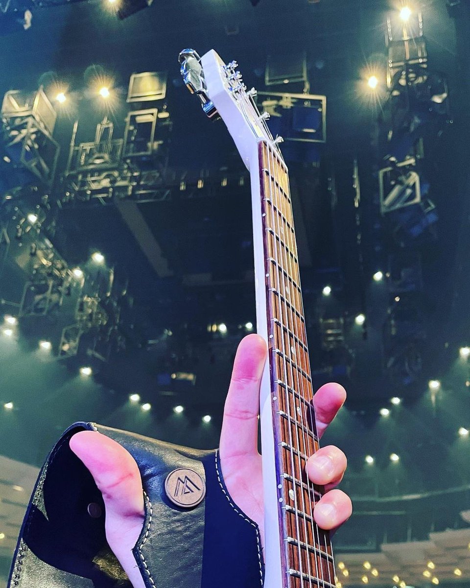 ashitahagero's tweet photo. Posted @withregram • @whyteamusic 広島day 2終了!ごっつぅ素晴らしかったす:)
#daddario #lamantaguitarstraps #gibson #bogneramps #westoneinearmonitors #3番目もエエかも #次は2番目❓#もみじ饅頭久々に頂きました
張り切って手をあげなさいよ…🤣 https://t.co/PGZc08iCFa