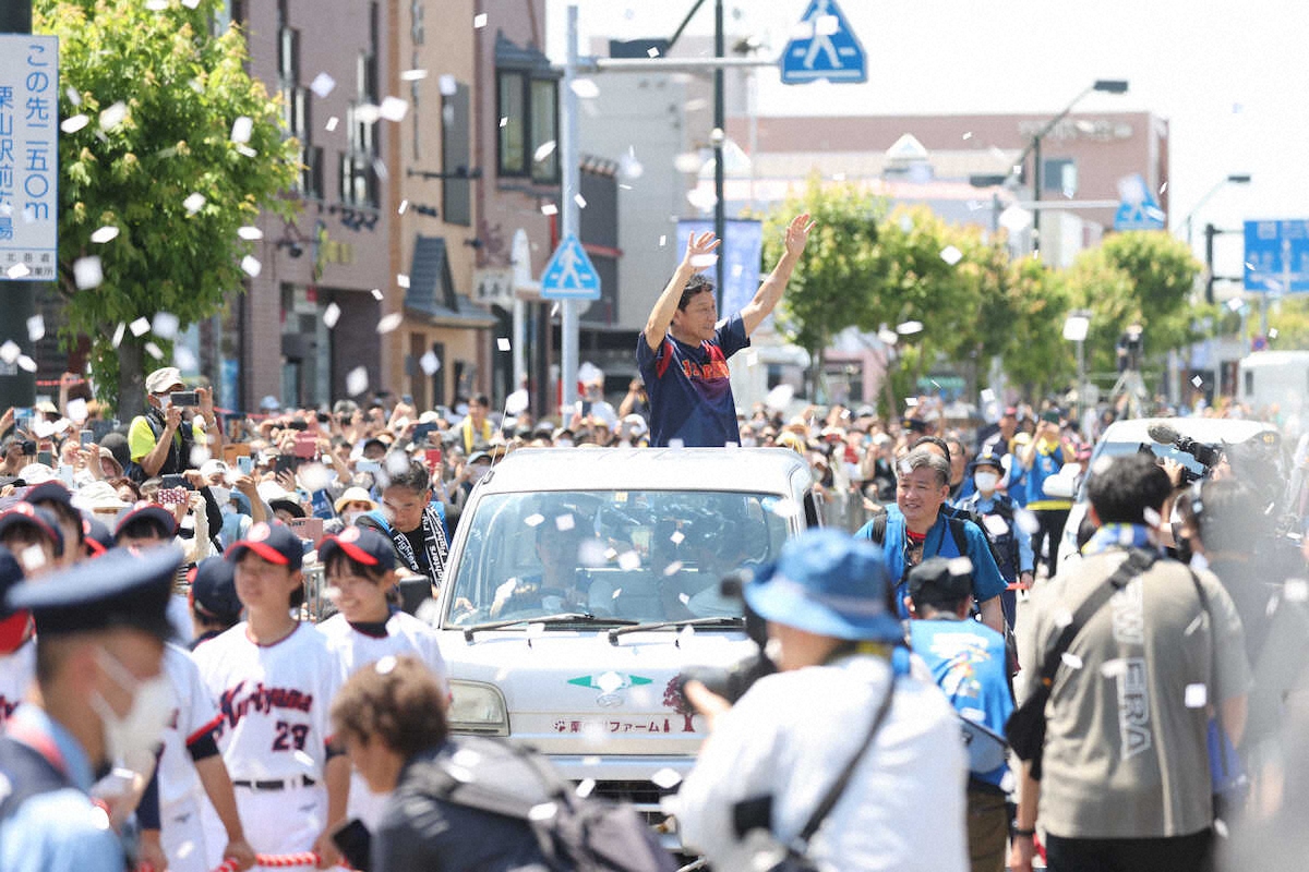 【宝物】栗山英樹氏、栗山町でWBC世界一の軽トラパレード！ news.livedoor.com/article/detail… パレードは330mを徒歩と途中で軽トラに乗り、ファンとハイタッチしながら約1時間かけて行進。栗山町の人口約1万1000人を超える1万4000人が沿道を埋め、盛大な祝福を受けた。