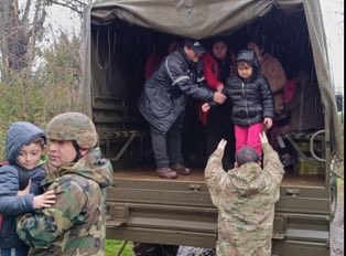 VictorBarrueto's tweet photo. Así me gusta Chile , cuando en estos momentos sale lo mejor de todas y todos, solidaridad, emociones , jugados por ayudar a los demás, equipos de funcionarios dando lo mejor de sí , personal militar y de las policías con la adrenalina al tope rescatando personas...bien!!!🇨🇱❤️ https://t.co/yawZR08d0I