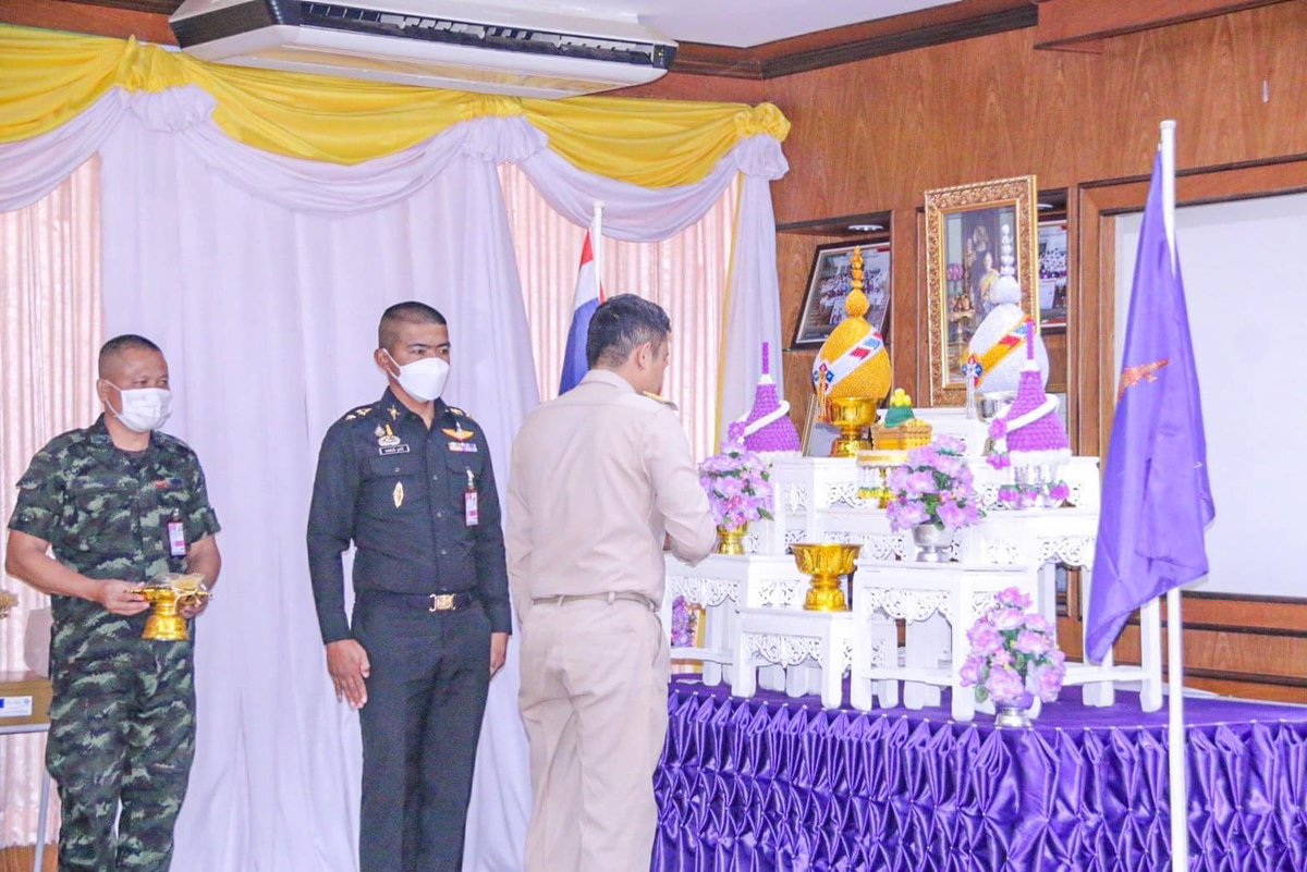 army2pr's tweet photo. ผบ.ร.3 พัน.1 เป็นประธานในพิธีมอบเมล็ดพันธุ์พืชพระราชทานให้กับโรงเรียนในโครงการทหารพันธุ์ดี "ชุมชนเบิกบาน อาหารปลอดภัย" ในพื้นที่ อ.กุสุมาลย์ จ.สกลนคร เพื่อให้โรงเรียนได้นำไปขยายพันธุ์ แจกจ่ายให้กับประชาชนในพื้นที่ นำไปเพาะปลูกไว้รับประทาน ลดค่าใช้จ่ายภายในครัวเรือน
#ทหารพันธุ์ดี https://t.co/in0m5TEhgB