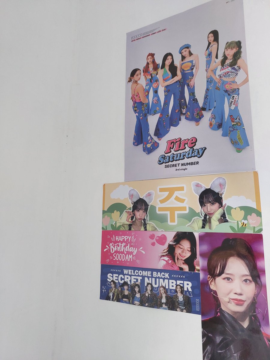 Lucu banget ternyata kamar aku di Purbalingga ditempelin poster SN sama papa 🤧 sisa poster SN ada dikostan Bandung, tau gitu kemaren ku bawa pulang 😅 asalnya itu poster ada dilemari tapi tiba-tiba udah dipasang ditembok doong 😭🫶🏻
#SECRET_NUMBER