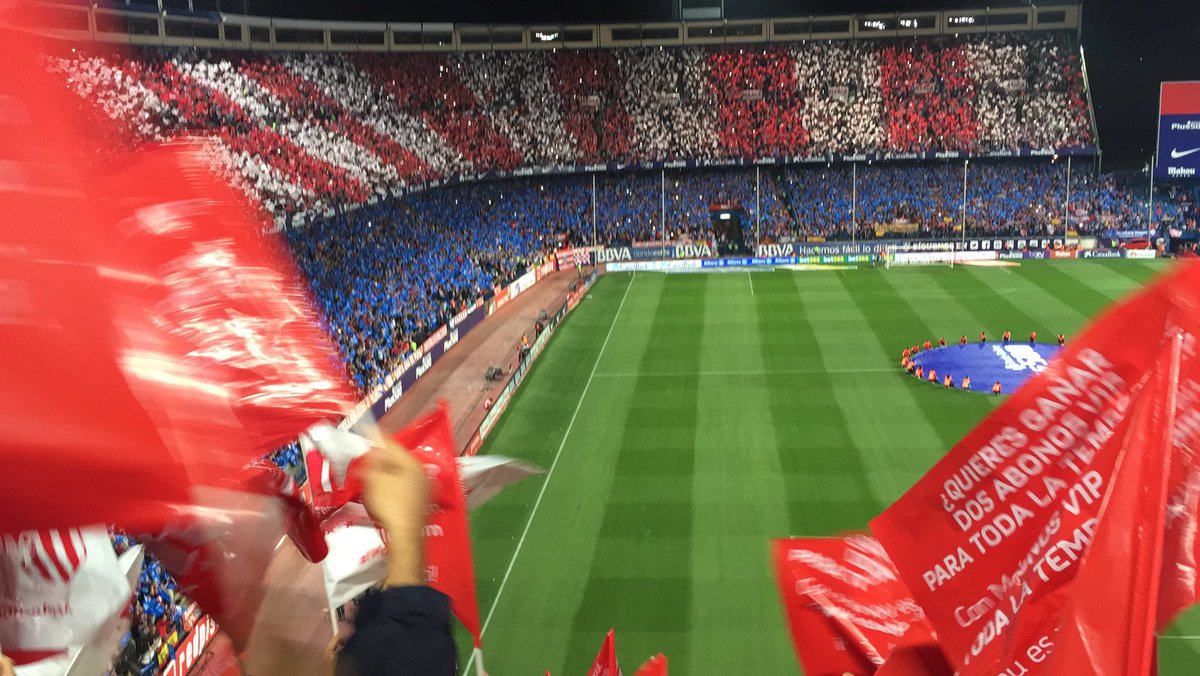 Kikemixi's tweet photo. Aforo del Vicente Calderón: 54.907

Votos a favor de nuestro escudo: 61.021

Creo que sobran palabras. https://t.co/XUrSDAzAVe