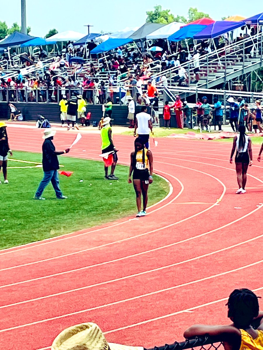 agrig17's tweet photo. Back in my playground. I can’t wait for Nationals. 😘 Im 100m crazy, 200m ready, and Lovin what God allows me to perform. #Turntallthewayup #OKCSprinters #collegebound #comefindme #Imthatone https://t.co/Qpf1W4dytV