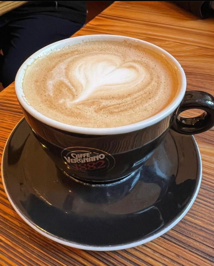 Parte de lo que más me gusta de viajar es cumplir sueños que no sabía que tenía. Cuando era niña, tomaba cafés con mi papá y él decía que estábamos ''en los Campos Elíseos'' aunque estuviésemos en Caracas 😂. Ahora que pude visitarlos, lo siento conmigo aunque él ya no esté 🙏🤍