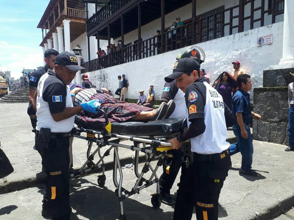 AztecaNoticiaGT's tweet photo. Bomberos Voluntarios de Santiago Atitlán, atendieron a dos personas, las cuales sufrieron un desmayo debido a las altas temperaturas cuando esperaban su turno para emitir su sufragio.

Vía: @xingo_erick 

#GuatemalaDecide #Eleccionesgt2023 #EleccionesTvAztecaGuate https://t.co/JXgThNCzgK