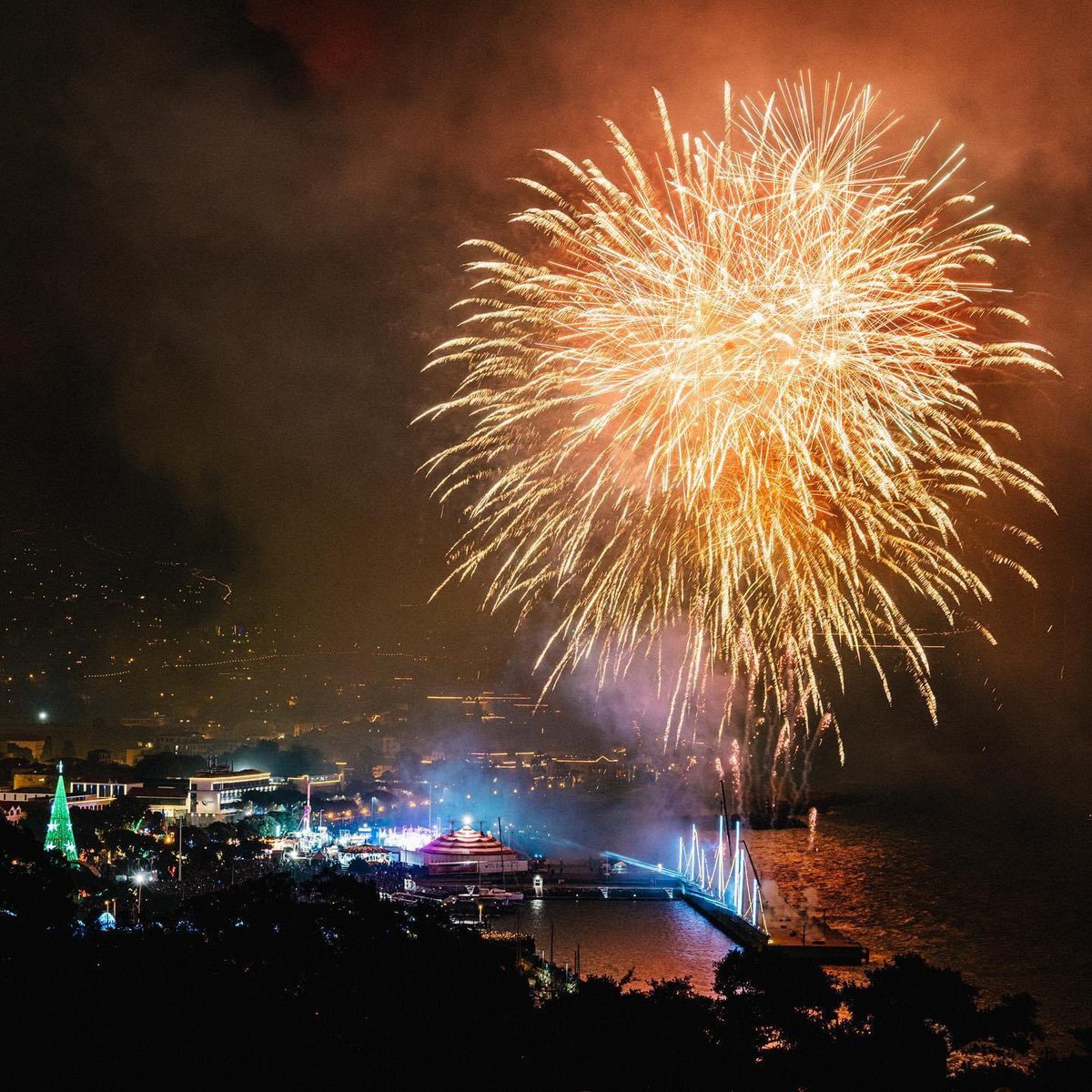 🤩 the Atlantic festival in Funchal was just amazing !! 

Did you enjoy it ? 
#funchal #fireworks #madeira