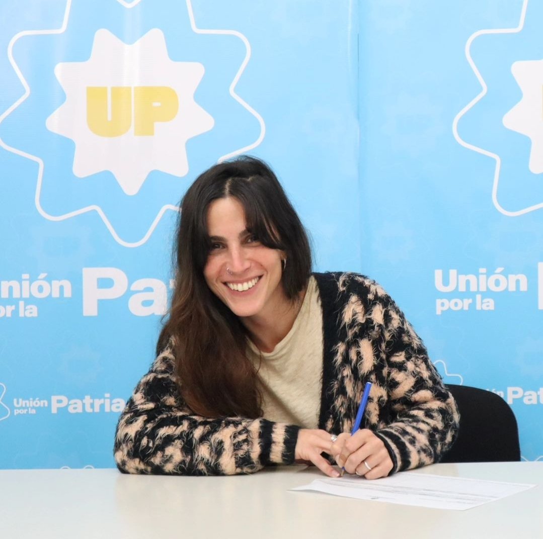 LaCamporaVL's tweet photo. Nuestra compañera @Malecholakian encabeza la lista de unidad de precandidatos a concejales de @unionxlapatria en Vicente López.

Seguiremos militando y construyendo un Vicente López mejor para nuestrxs vecinxs. Hasta que lo imposible se vuelva inevitable ✌🏼 https://t.co/r7QVXU12sT