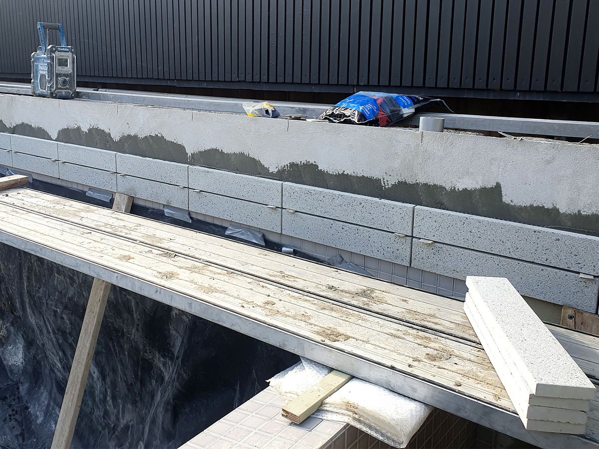 Progress pic snapped on-site at Hawthorn East, where our Bone+Bluemetal cladding is looking impeccable!

Landscape construction by Vic Landscape Group ⭐️

#cladding #exposedagg #australianmade #progresspic