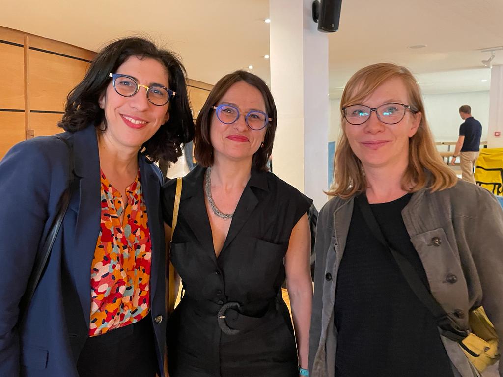 ceva_marieluz's tweet photo. Une visite chaleureuse de @RimaAbdulMalak dans l'expo D'UN MONDE A L'AUTRE - CHLOE CRUCHAUDET, le 2 juin à la @MCAmiens. 1ère rétrospective de l'autrice de BD @Chloecruche. Avec un dispositif d'#inclusion innovant, des tableaux de comm alternative et améliorée. https://t.co/PHD9c6YJdU