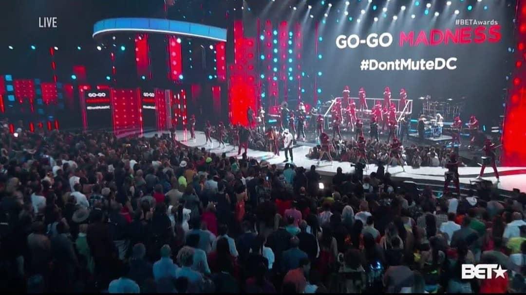 Throwback from
2019: @BET Awards host & #DCNative @MoreReginaHall  brought the house down while repping #DC w/ #GoGo w/ #EU #SugarBear, @REWickedestBand ,& @TherealTaraji .Bringing #National light to #DontMuteDC !
(📷: @bet)

#BeInformed #BlackPress #NNPA #DCCulture