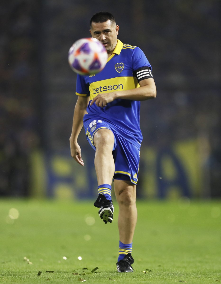 Y Jesús dijo me voy
De tácticas ya no hablo
Pero un consejo les doy
La pelota siempre al diez
Que ocurrirá otro milagro