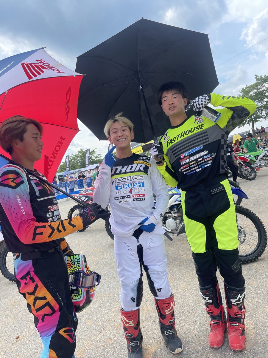 kusudo's tweet photo. リザーブの鈴木ハヤテを励ましに来てくれた大塚タカトと平塚豪。ハヤテは身長185.5センチ https://t.co/9w89z8xAyN