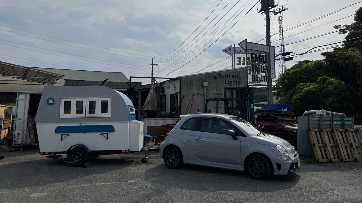 tiny_trailers's tweet photo. 先日の大雨で小さなコーキングの隙間から雨漏りしていました。
板金を入れてもらったのでこれでバッチリ。
昨今の雨量が想像以上に多い!水圧が凄いみたいですね、
モデルカーで改良しています。
#トレーラーハウス
#tinytrailer
#モデルカー https://t.co/TZc8fFucgK