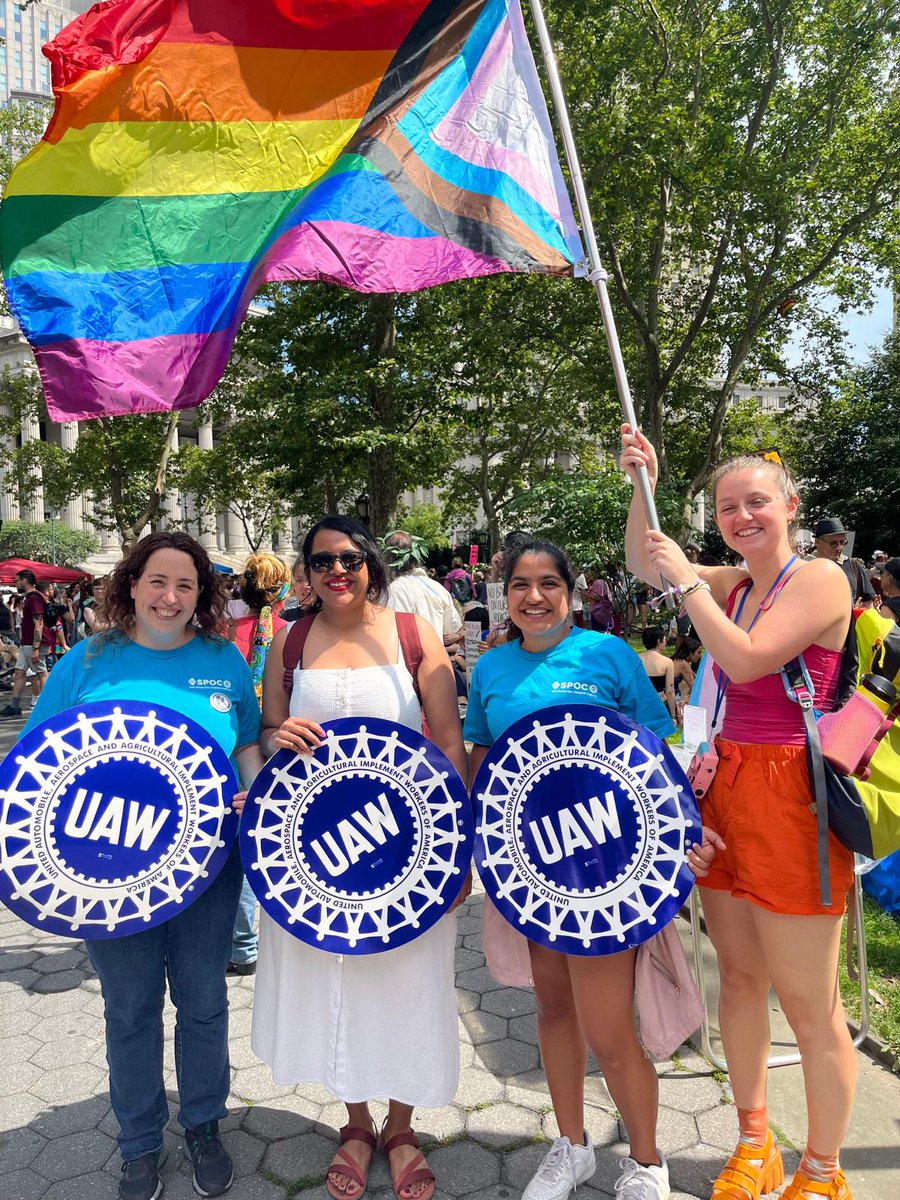 spocuaw's tweet photo. We were excited to join fellow @UAW academic workers @SSWUAW @PUPostdocs @CPWUAW @SW_Columbia @UAW7902 at the @queermarch #UAWproud 🏳️🌈 #SolidarityForever https://t.co/gISQ8bSjef