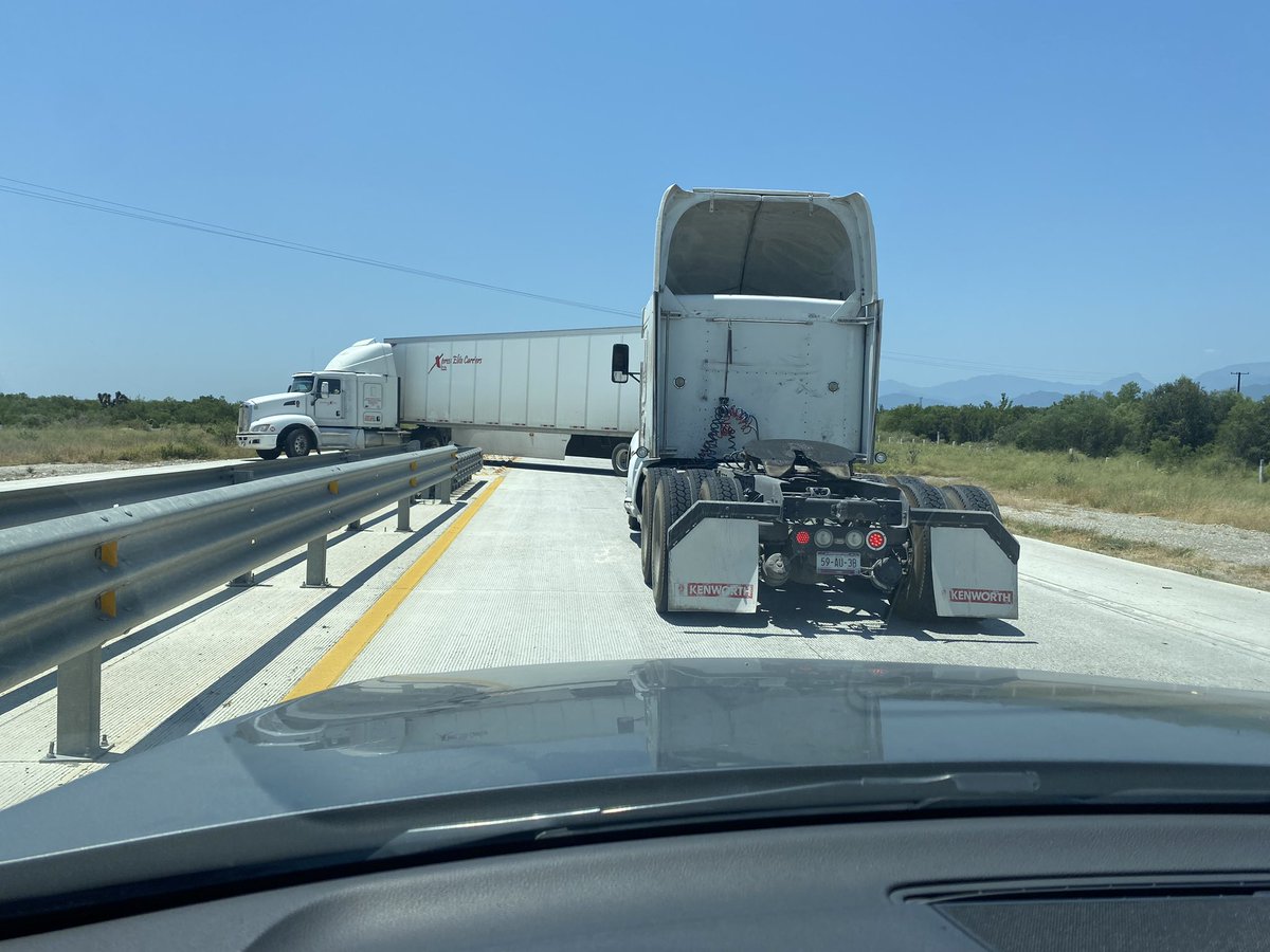 Por gente inepta, se provocan accidentes, libramiento Saltillo-Allende pasando la caseta de Cadereyta sur a norte <a href="/GN_Carreteras/">Guardia Nacional Carreteras</a>